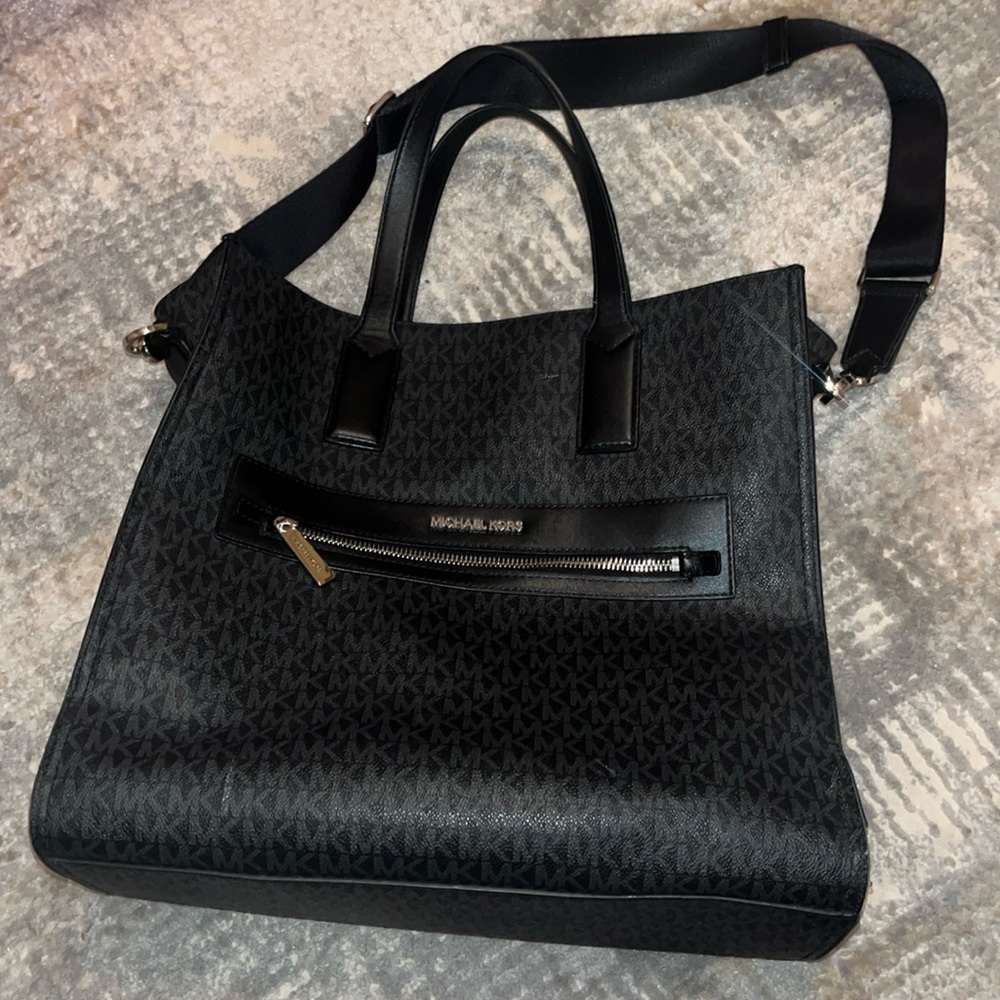 NEW GENTLY USED MICHEAL KORS PURSE WITH HANDLES AND SHOULDER STRAP
